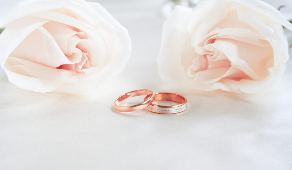 Wedding rings and roses Background - Shira Diamonds