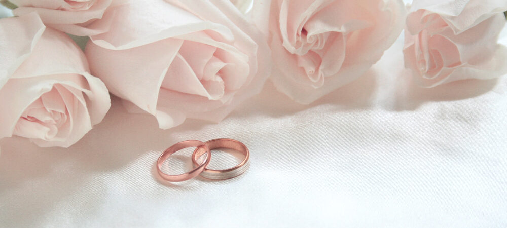 Wedding rings and roses - Shira Diamonds